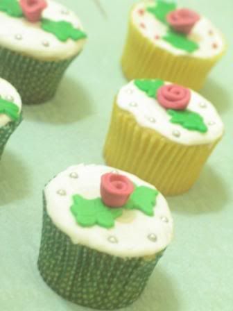 fondant rose cupcakes
